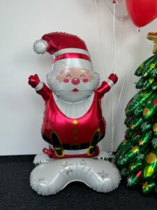Weihnachtsmannfigut als aufgeblasener Folienballon